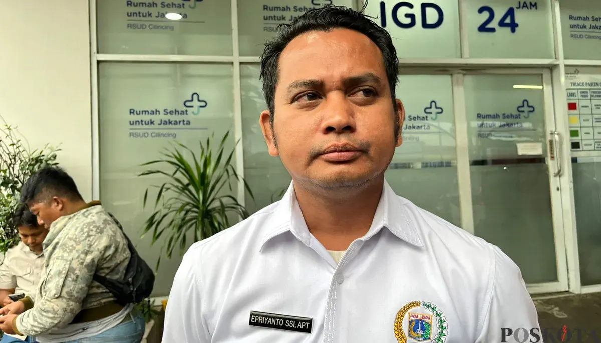 Koordinator Dewan Kota Jakarta Utara, Epriyanto, menyampaikan keterangan kepada awak media di RSUD Cilincing, Jakarta Utara, Kamis, 11 Desember 2025. (Sumber: POSKOTA | Foto: M Tegar Jihad)