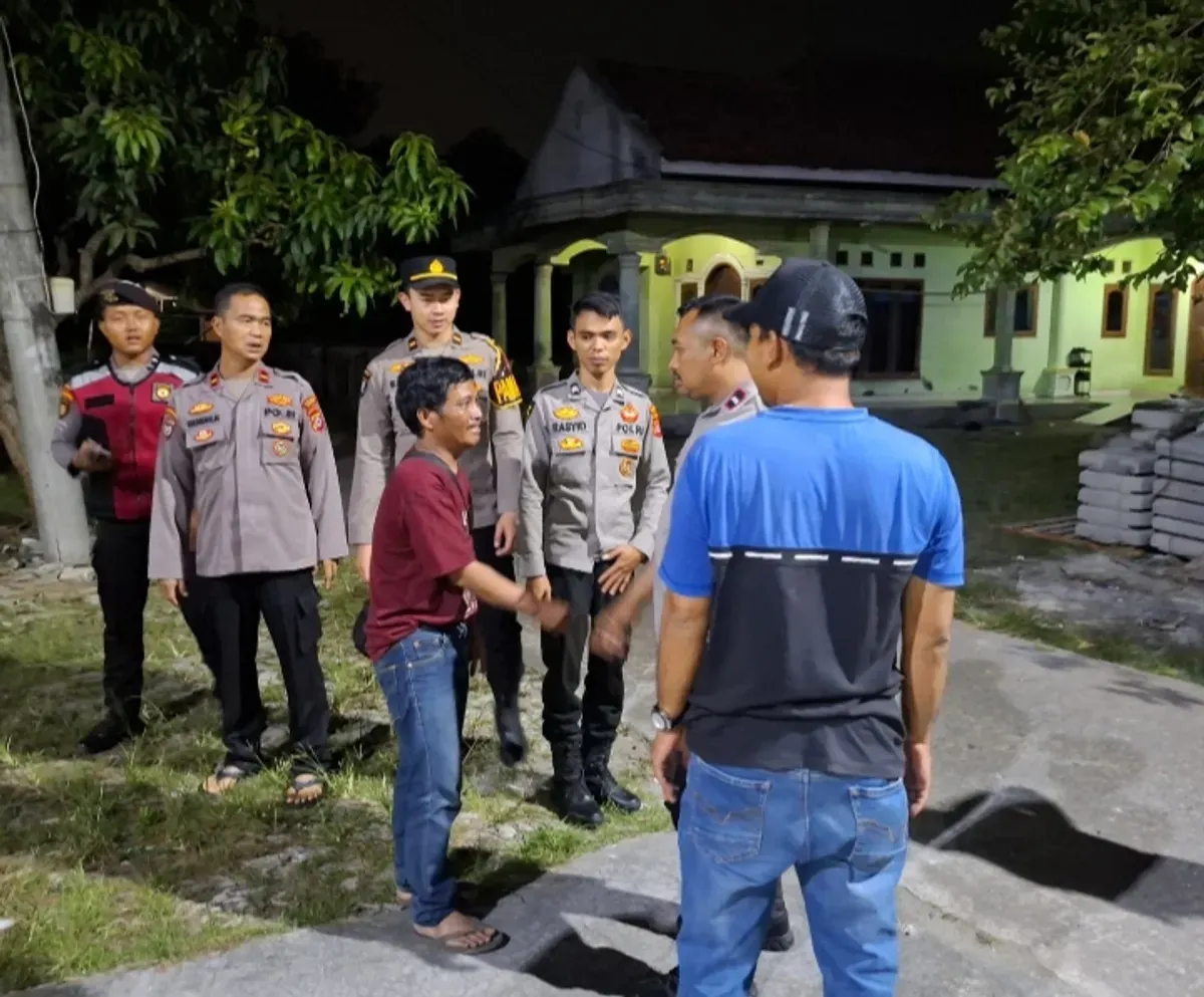 Petugas Polsek Cikande dan Pamapta Polres Serang mengamankan Wahyuni yang kerap bertingkah mengganggu kamtibmas. (Sumber: Polres Serang)