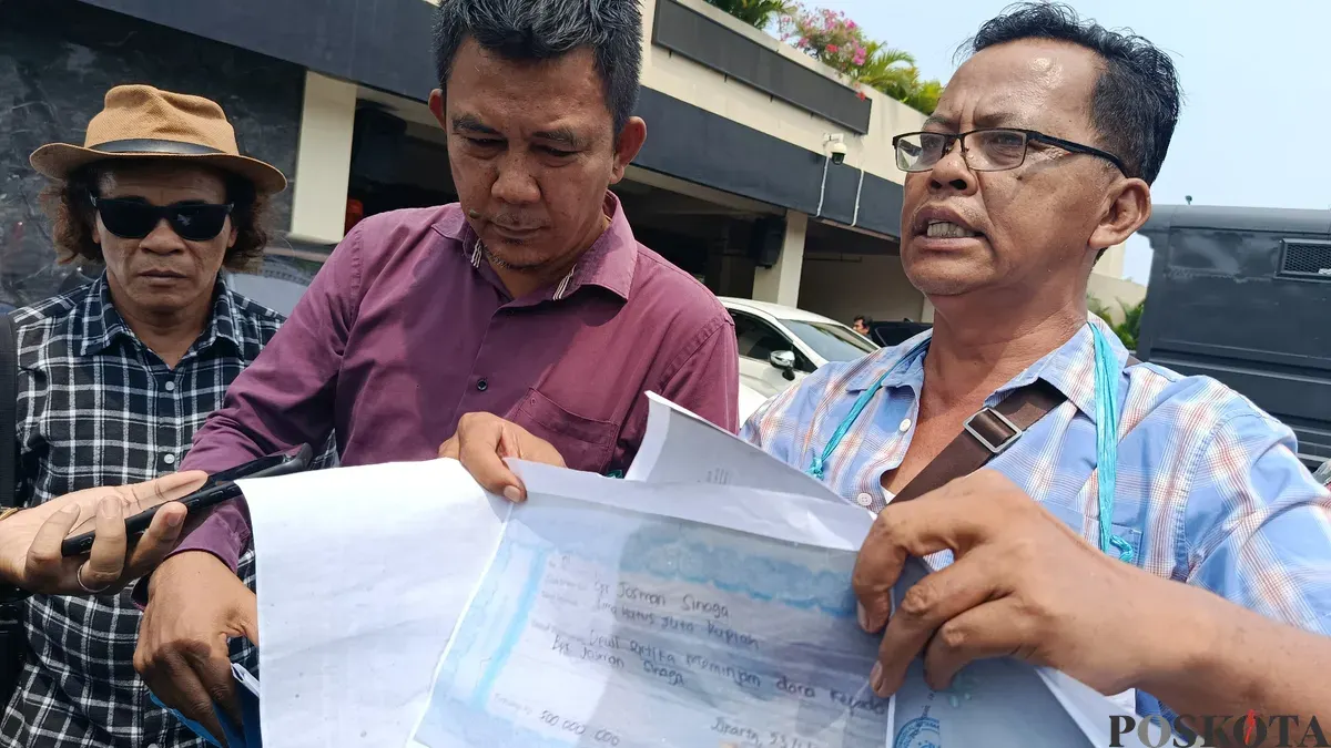 Josman Sinaga 52 tahun, mendatangi Polres Metro Bekasi Kota untuk menagih kejelasan kasus penipuan masuk Polri yang menimpa anaknya. (Sumber: Poskota/Nurpini Aulia Rapika.)