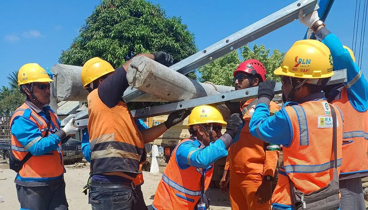 Petugas PLN UID Jakarta Raya bersama tim di lapangan gotong royong melakukan pengangkatan dan pemasangan tiang beton sebagai bagian dari pemulihan jaringan listrik di Aceh. (Sumber: Dok. PLN UID Jakarta Raya)