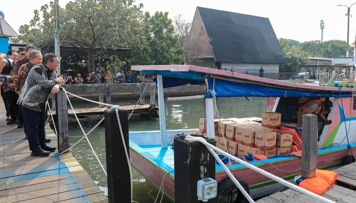 Gubernur Jakarta, Pramono Anung saat melepas bantuan pangan di Pelabuhan Marina, Ancol, Jakarta Utara, pada Kamis, 11 Desember 2025. (Sumber: Dok. Kominfotik Pemprov Jakarta)
