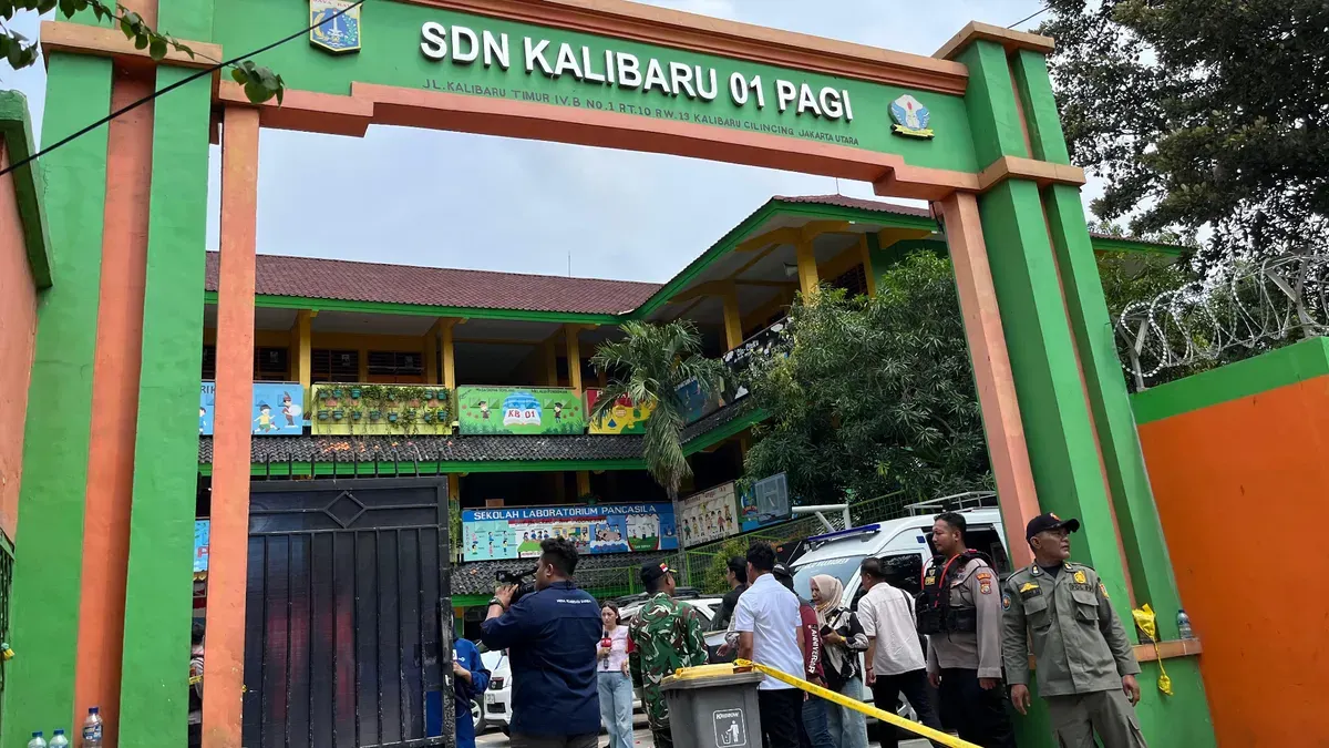 Situasi SDN Kalibaru 01 Pagi pascakejadian mobil Makan Bergizi Gratis (MBG) hantam siswa pada Kamis, 11 Desember 2025. (Sumber: Poskota/M. Tegar Jihad)