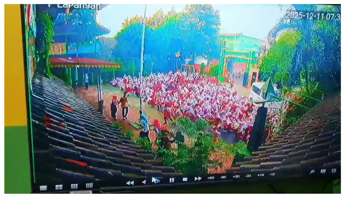 Mobil pengangkut MBG menerjang barisan siswa di halaman SDN Kalibaru 01, Cilincing, Jakarta Utara. (Sumber: Istimewa/Tangkapan Layar CCTV)