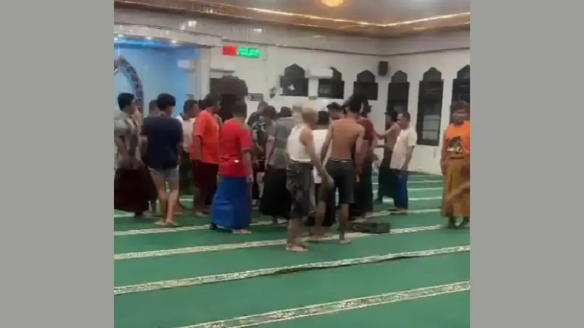 Pria tak dikenal umumkan kiamat lewat toa masjid (Sumber: TikTok/afanderos)