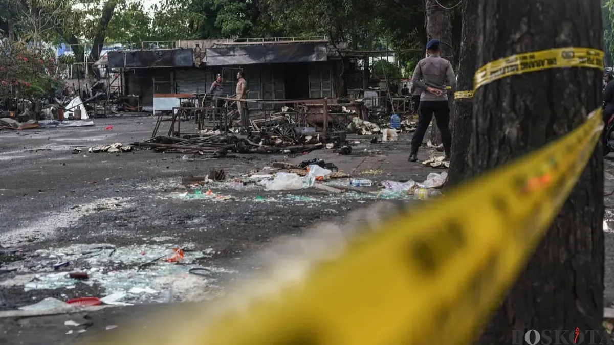 Garis polisi pascakerusuhan di kawasan Taman Makam Pahlawan (TMP) Kalibata, Pancoran, Jakarta Selatan, Jumat, 12 Desember 2025. (Sumber: Poskota/Bilal Nugraha Ginanjar)