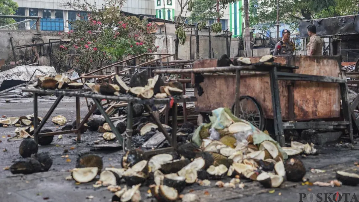 Kondisi gerobak seusai kerusuhan maut di kawasan Taman Makam Pahlawan Kalibata, Pancoran, Jakarta Selatan, Jumat, 12 Desember 2025. (Sumber: Poskota/Bilal Nugraha Ginanjar)