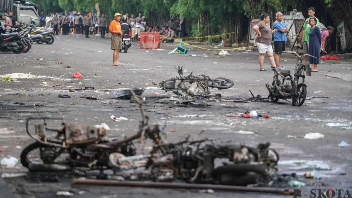 Sejumlah kendaraan bermotor hangus terbakar pascakerusuhan matel di kawasan Taman Makam Pahlawan Kalibata, Pancoran, Jakarta Selatan, Jumat, 12 Desember 2025. (Sumber: Poskota/Bilal Nugraha Ginanjar)