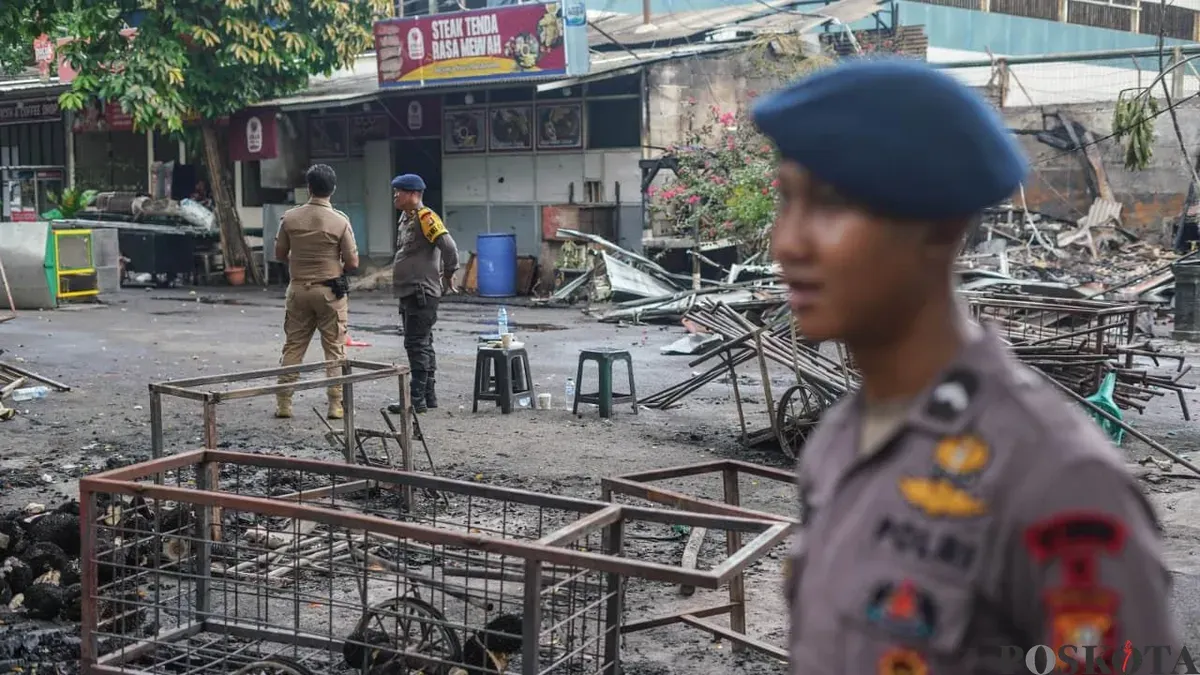 Polisi berjaga di lokasi kerusuhan di kawasan Taman Makam Pahlawan Kalibata, Pancoran, Jakarta Selatan, Jumat, 12 Desember 2025. (Sumber: Poskota/Bilal Nugraha Ginanjar)