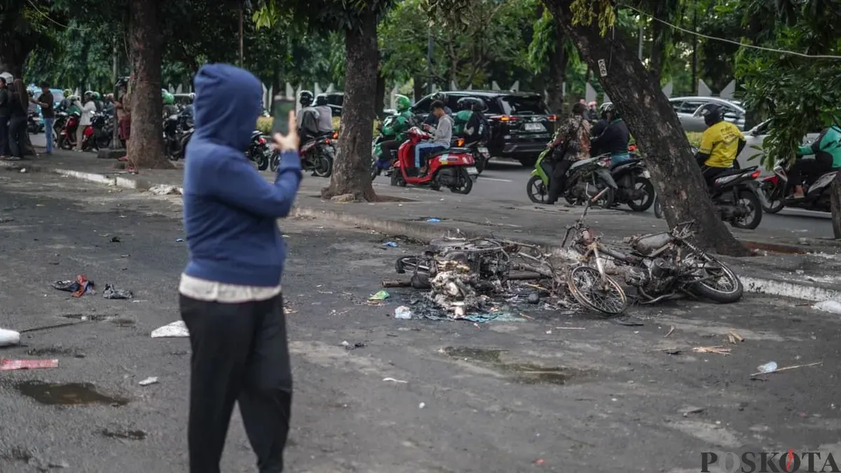 Lalu lintas di depan lokasi kerusuhan matel di kawasan Taman Makam Pahlawan Kalibata, Pancoran, Jakarta Selatan, Jumat, 12 Desember 2025. (Sumber: Poskota/Bilal Nugraha Ginanjar)