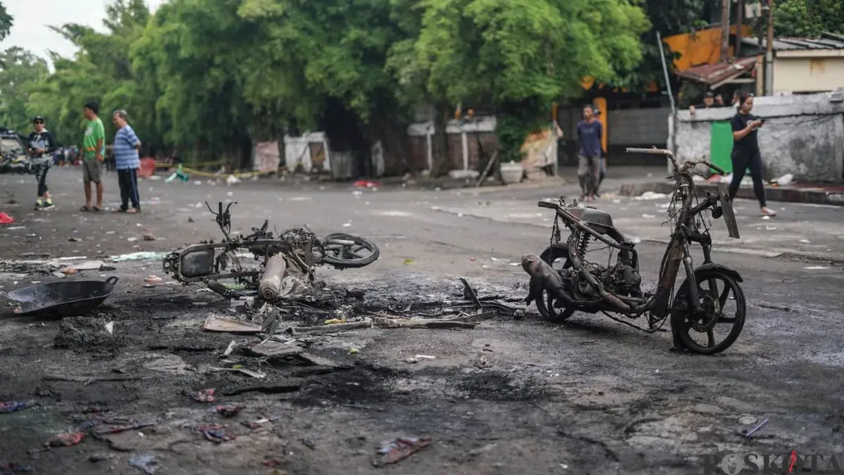 Sejumlah motor hangus terbakar dalam kerusuhan matel di kawasan Taman Makam Pahlawan Kalibata, Pancoran, Jakarta Selatan, Jumat, 12 Desember 2025. (Sumber: Poskota/Bilal Nugraha Ginanjar)