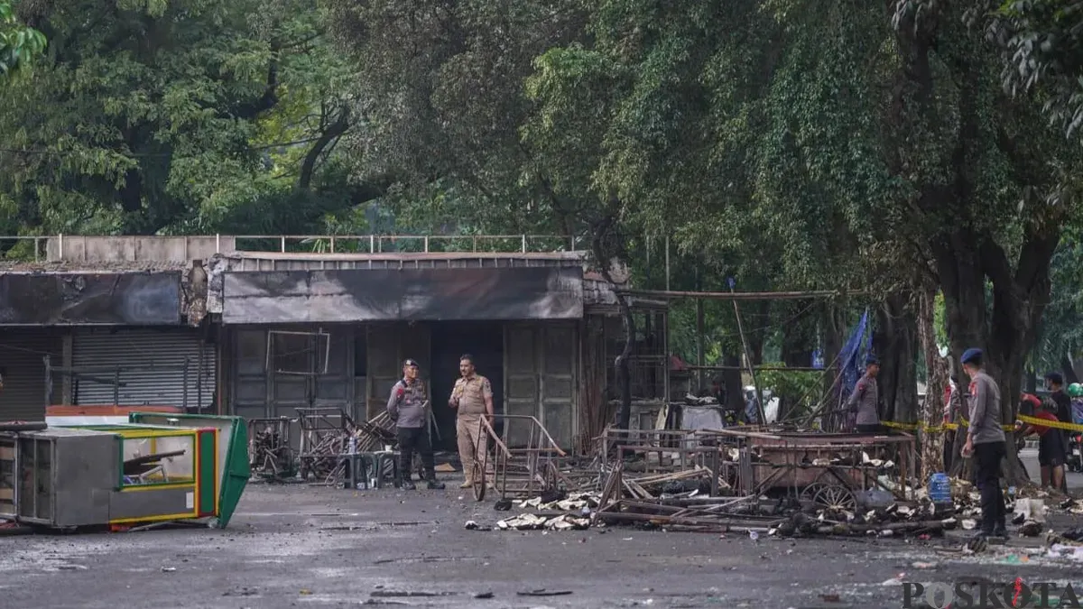 Petugas masih berjaga pascakerusuhan matel di kawasan Taman Makam Pahlawan Kalibata, Pancoran, Jakarta Selatan, Jumat, 12 Desember 2025. (Sumber: Poskota/Bilal Nugraha Ginanjar)