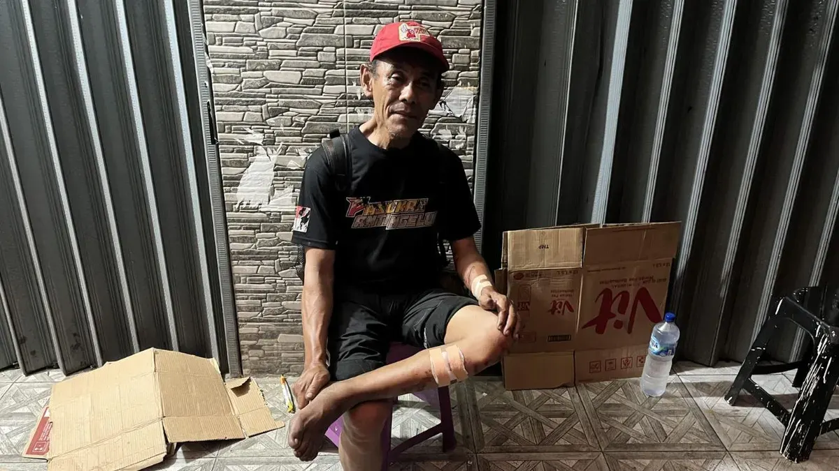 Cerita Andi (55) pemilik warung makan khas Sunda yang panik menyelamatkan diri ketika terjadi kerusuhan debt collector di Kalibata, Jakarta Selatan. (Sumber: Poskota/Pandi Ramedhan)