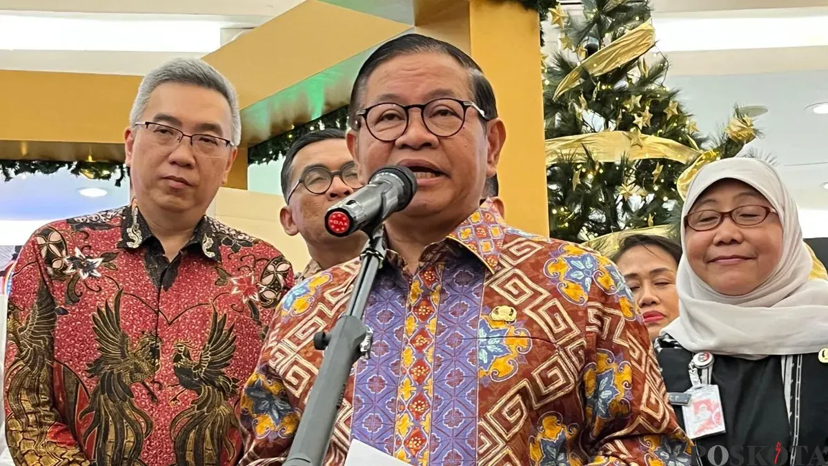 Gubernur Jakarta, Pramono Anung menyampaikan pernyataan kepada awak media di Senayan, Jakarta Pusat, Jumat, 12 Desember 2025. (Sumber: Poskota/M. Tegar Jihad)