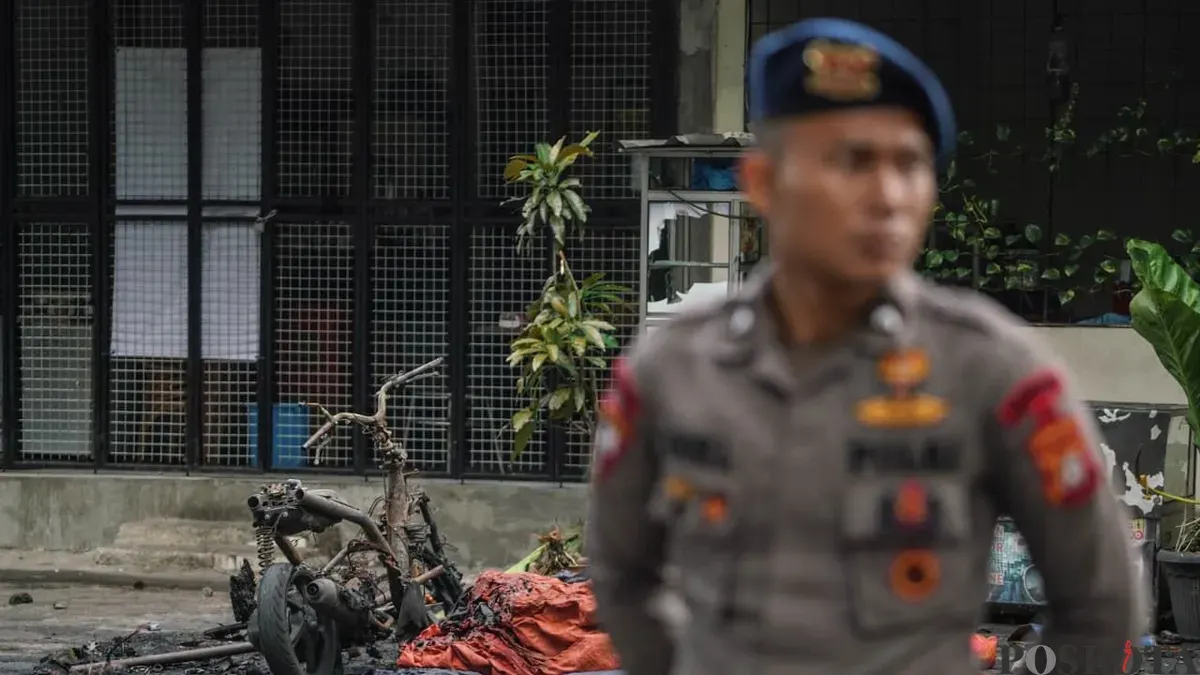 Petugas kepolisian di lokasi pascakerusuhan matel di kawasan Taman Makam Pahlawan Kalibata, Pancoran, Jakarta Selatan, Jumat, 12 Desember 2025. (Sumber: Poskota/Bilal Nugraha Ginanjar)
