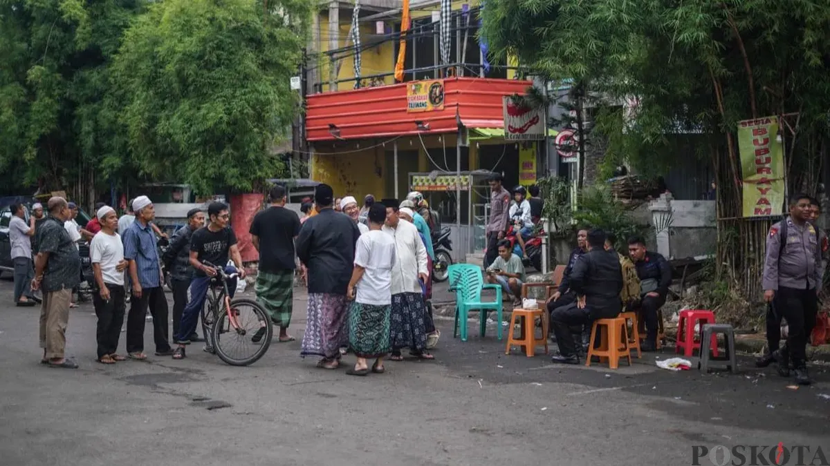 Warga dan petugas di kawasan Taman Makam Pahlawan Kalibata, Pancoran, Jakarta Selatan, Jumat, 12 Desember 2025. (Sumber: Poskota/Bilal Nugraha Ginanjar)
