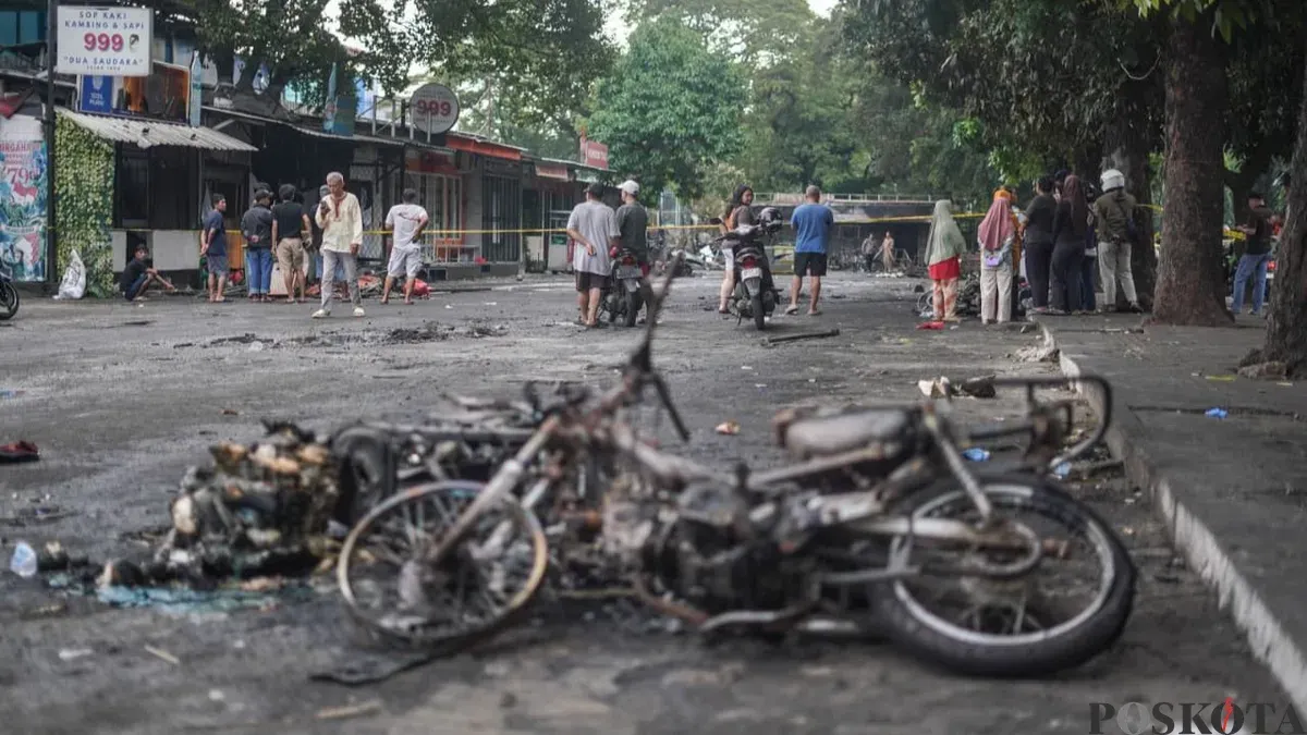 Warga berada di sekitar lokasi kerusuhan matel di kawasan Taman Makam Pahlawan Kalibata, Pancoran, Jakarta Selatan, Jumat, 12 Desember 2025. (Sumber: Poskota/Bilal Nugraha Ginanjar)
