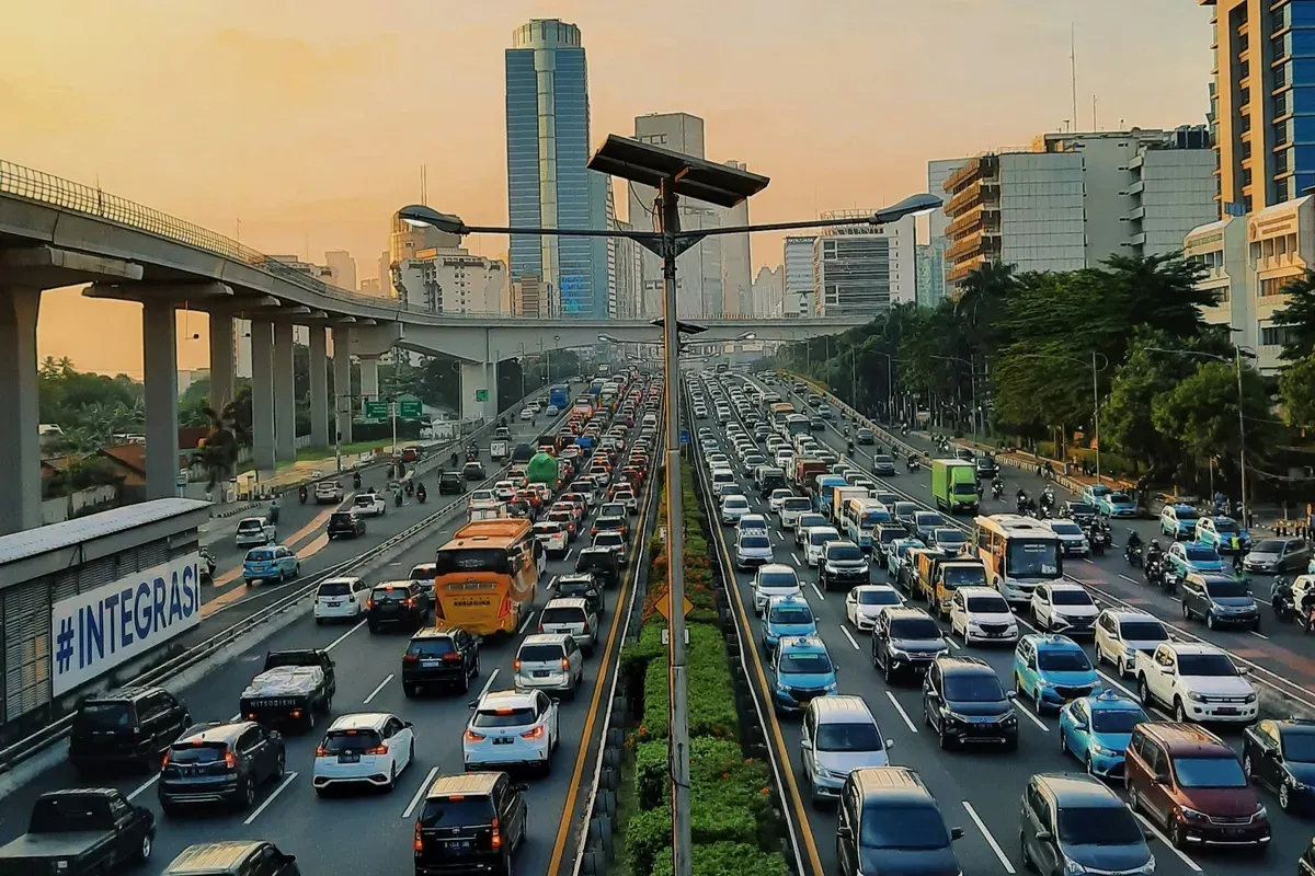 Ilustrasi-Kondisi lalu lintas Jakarta hari ini Sabtu 13 Desember 2025 (Sumber: Unsplash/Revan Pratama)