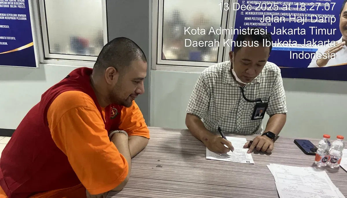 Ammar Joni (kiri) dipindahkan ke Lapas Narkotika Jakarta, pada Sabtu petang, 13 Desember 2025. (Sumber: Dok. Ditjenpas)