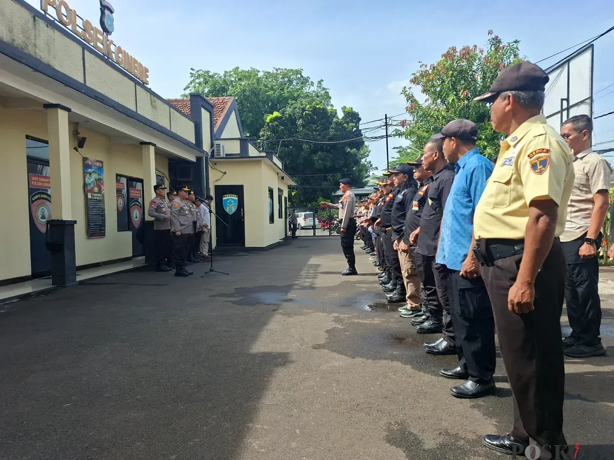 Kapolsek Cinere memimpin apel sinergitas bersama anggota Polsek dan potensi masyarakat di halaman Mapolsek Cinere, Depok, Sabtu, 13 Desember 2025, untuk mengantisipasi gangguan kamtibmas. (Sumber: Poskota/Angga Pahlevi)