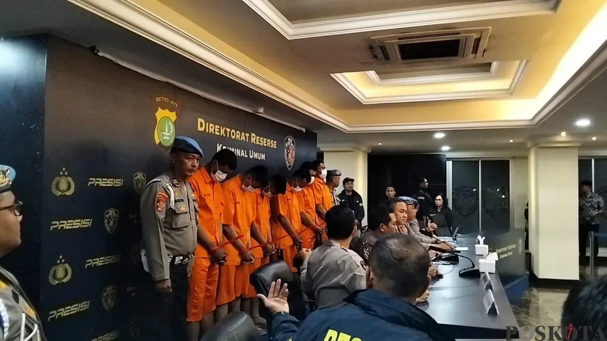 Polda Metro Jaya menetapkan enam anggota Satuan Pelayanan Markas (Yanma) Mabes Polri sebagai tersangka kasus dugaan pengeroyokan yang mengakibatkan dua mata elang (matel) berinisial MET dan NAT meninggal dunia. (Sumber: Poskota | Foto: Ali Mansur)