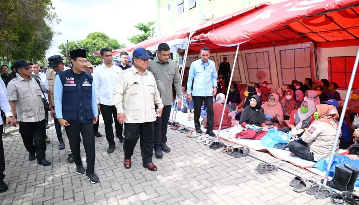 Mendagri, Tito Karnavian (kiri), bersama sejumlah menteri dan pejabat mendampingi Presiden RI, Prabowo Subianto meninjau kondisi warga terdampak bencana di Kabupaten Langkat, Sumut, Sabtu, 13 Desember 2025. (Sumber: Puspen Kemendagri)