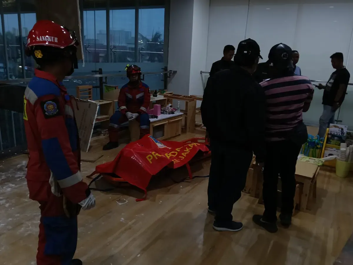 Seorang pria tewas tersengat listrik di Ruko Puri Mutiara Jalan Griya Utama RT 02 RW 05 Kelurahan Sunter Jaya, Tanjung Priok, Jakarta Utara, Sabtu, 13 Desember 2025. (Sumber: Istimewa)