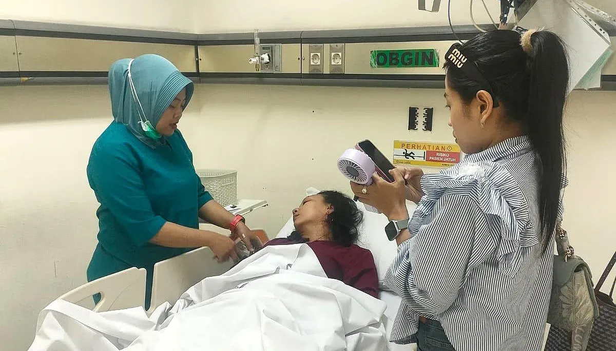 Wanita berinisial MS mendapatkan perawatan di RS Puri Cinere dan mengaku dikriminalisasi terkait kasus dugaan penipuan. (Sumber: Dok. Humas Polsek Cinere)