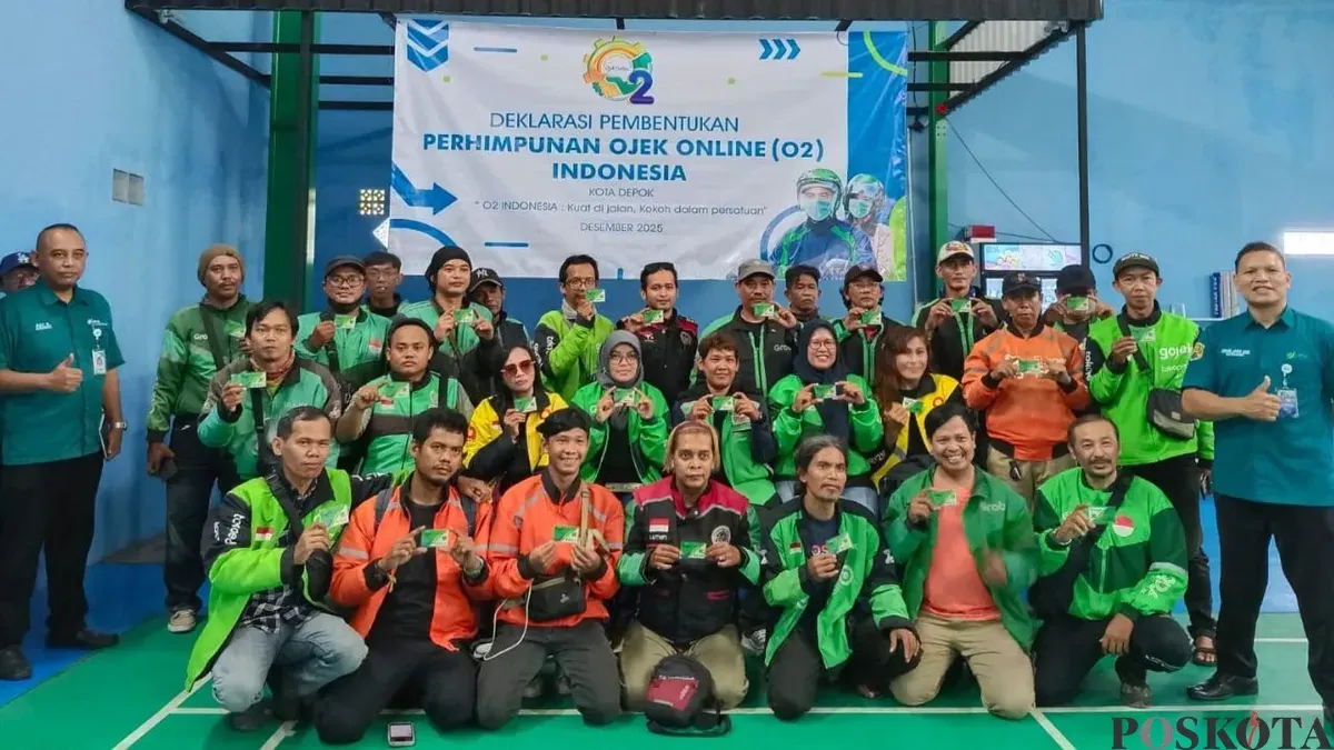 Sopir ojol perhimpunan O2 Kota Depok mendapatkan proteksi diri BPJS Ketenagakerjaan di GOR Satar, Pondok Cina, Beji, Minggu, 14 Desember 2025. (Sumber: Poskota/Angga Pahlevi)