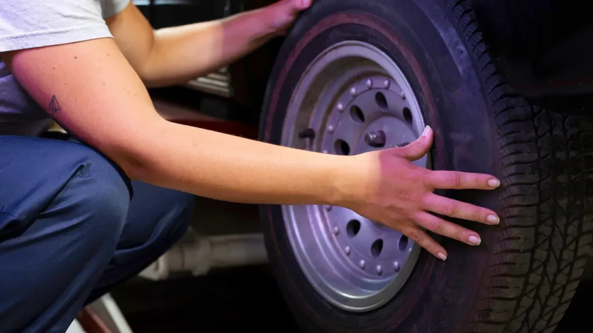 Ilustrasi ban bus botak. (Sumber: Freepik)