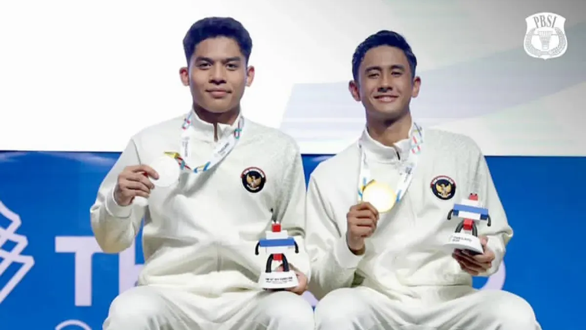 Moh. Zaki Ubaidillah (kiri) dan Alwi Farhan (kanan) menyumbangkan medali perak dan emas bagi Indonesia di final badminton SEA Games 2025. (Sumber: Instagram/@badminton.ina)