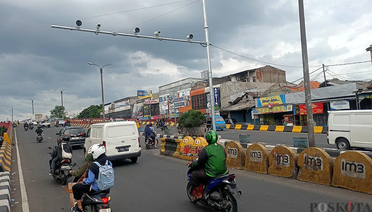 Polres Bogor memasang ETLE pertama di Kabupaten Bogor, di flyover Cibinong, yang beroperasi pada Januari 2026. (Sumber: POSKOTA | Foto: Giffar Rivana)