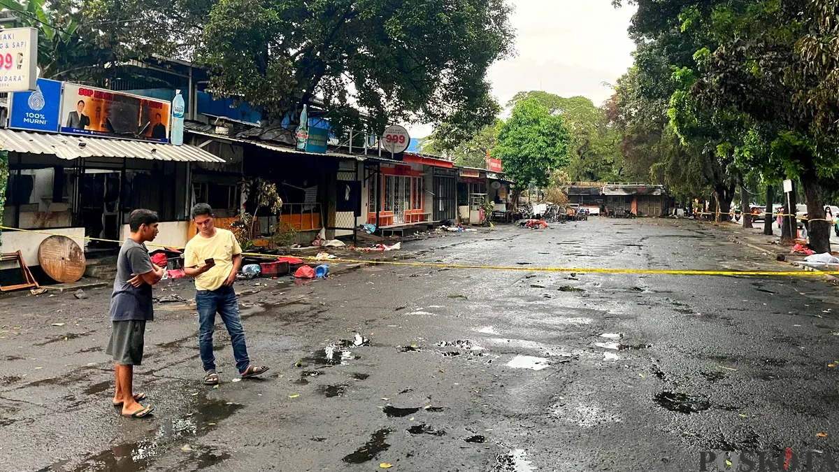 Kondisi kios-kios pedagang di kawasan Kalibata, Pancoran, Jakarta Selatan, yang dibakar oknum saat insiden kericuhan matel. (Sumber: Poskota/Pandi Ramedhan)