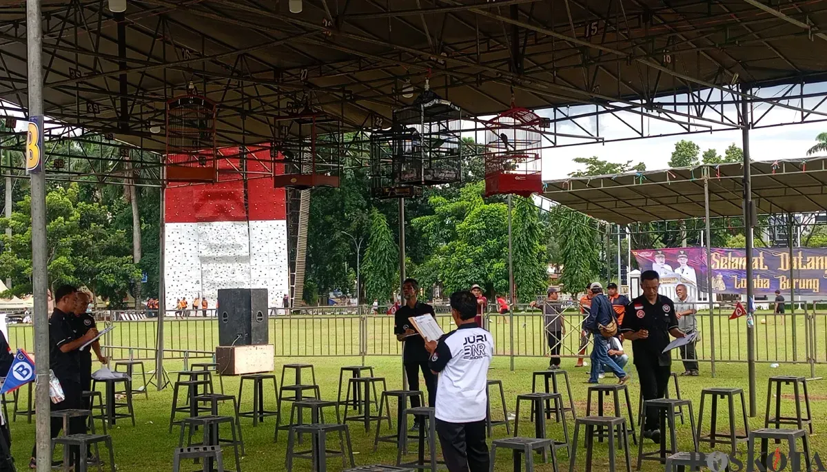Dewan juri saat melakukan penilaian dalam kompetisi burung berkicau Piala Bupati Bogor 2025 di Lapangan Tegar Beriman, Cibinong, Minggu, 14 Desember 2025. (Sumber: POSKOTA | Foto: Giffar Rivana)