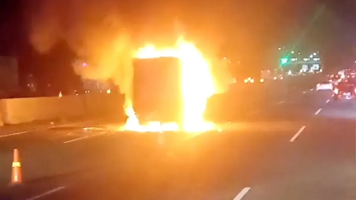Mobil box di Tol Jagorawi terbakar hebat diduga akibat konsleting listrik. (Sumber: istimewa)