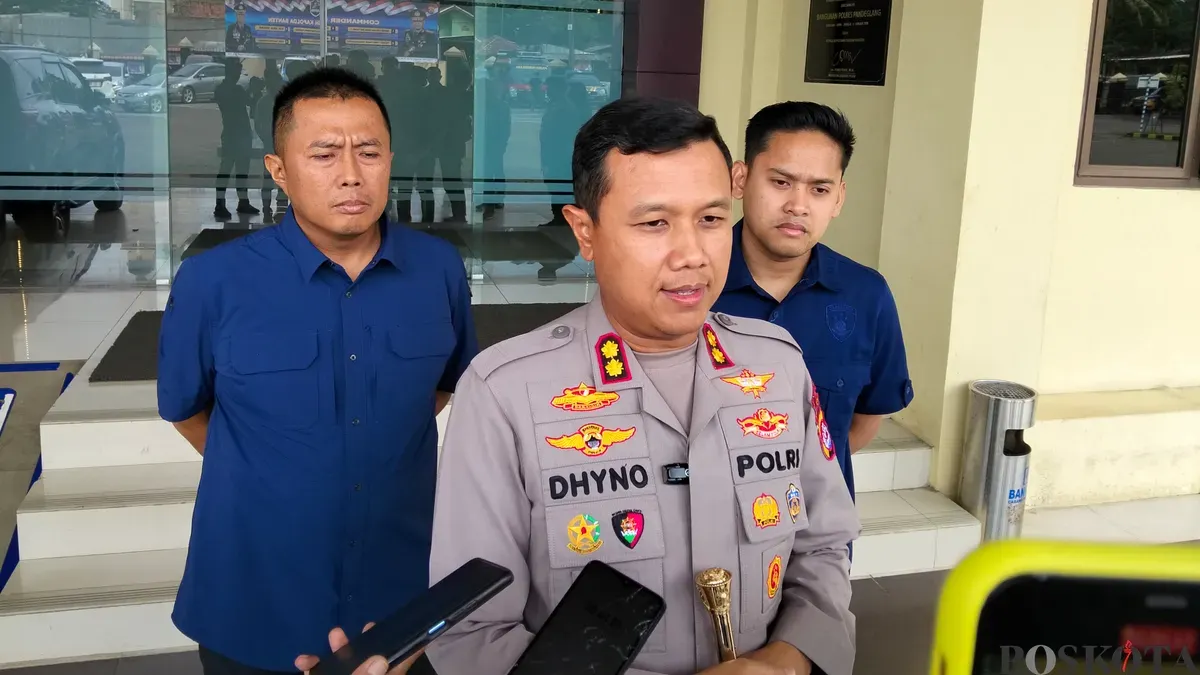 Kapolres Pandeglang, AKBP Dhyno Indra Setyadi, saat diwawancarai wartawan terkait Nataru. (Sumber: Poskota/Samsul Fatoni)