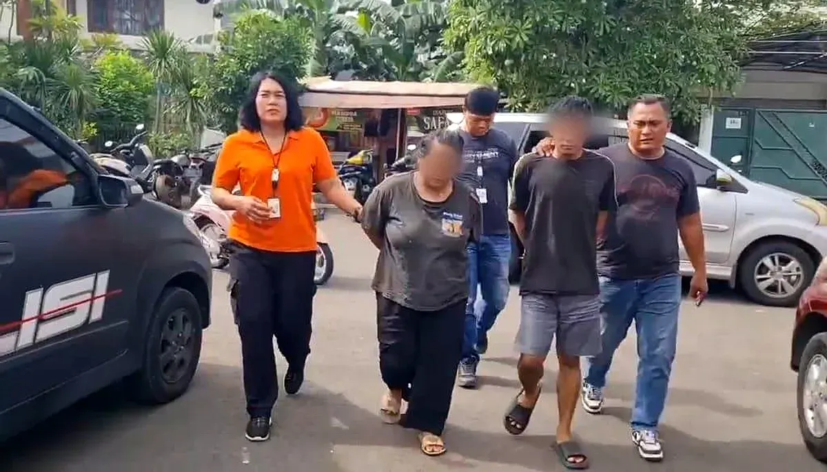 Petugas menggelandang pasutri yang nekat mencuri uang milik pedagang bakso. (Sumber: Istimewa)