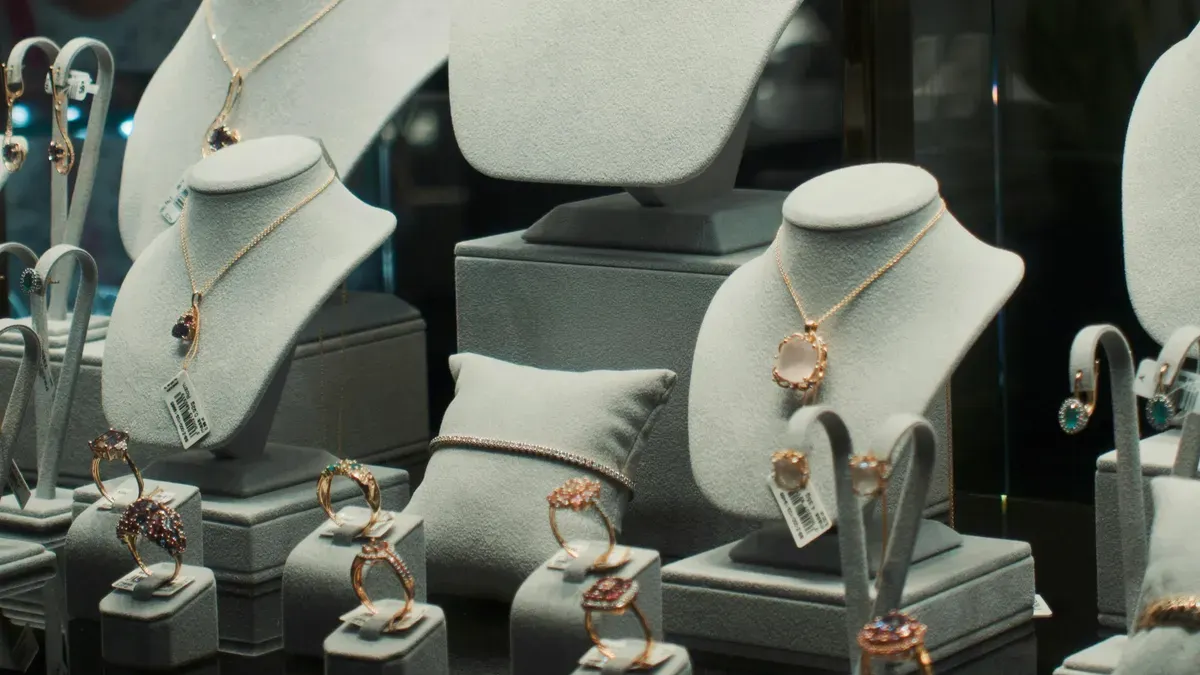 Harga emas perhiasan sore hari ini, Minggu, 14 Desember 2025. (Sumber: Pexels)