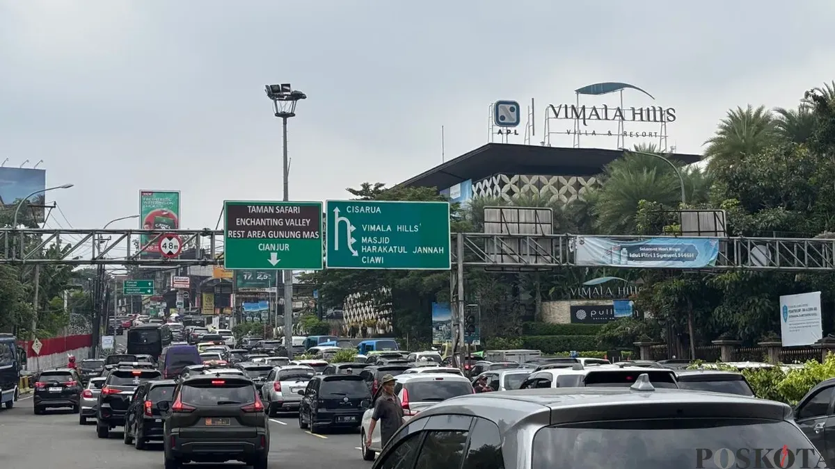 Sukarelawan dikerahkan di kawasan Puncak, Cibinong, Kabupaten Bogor, bertepatan libur Nataru. (Sumber: Poskota/Giffar Rivana)