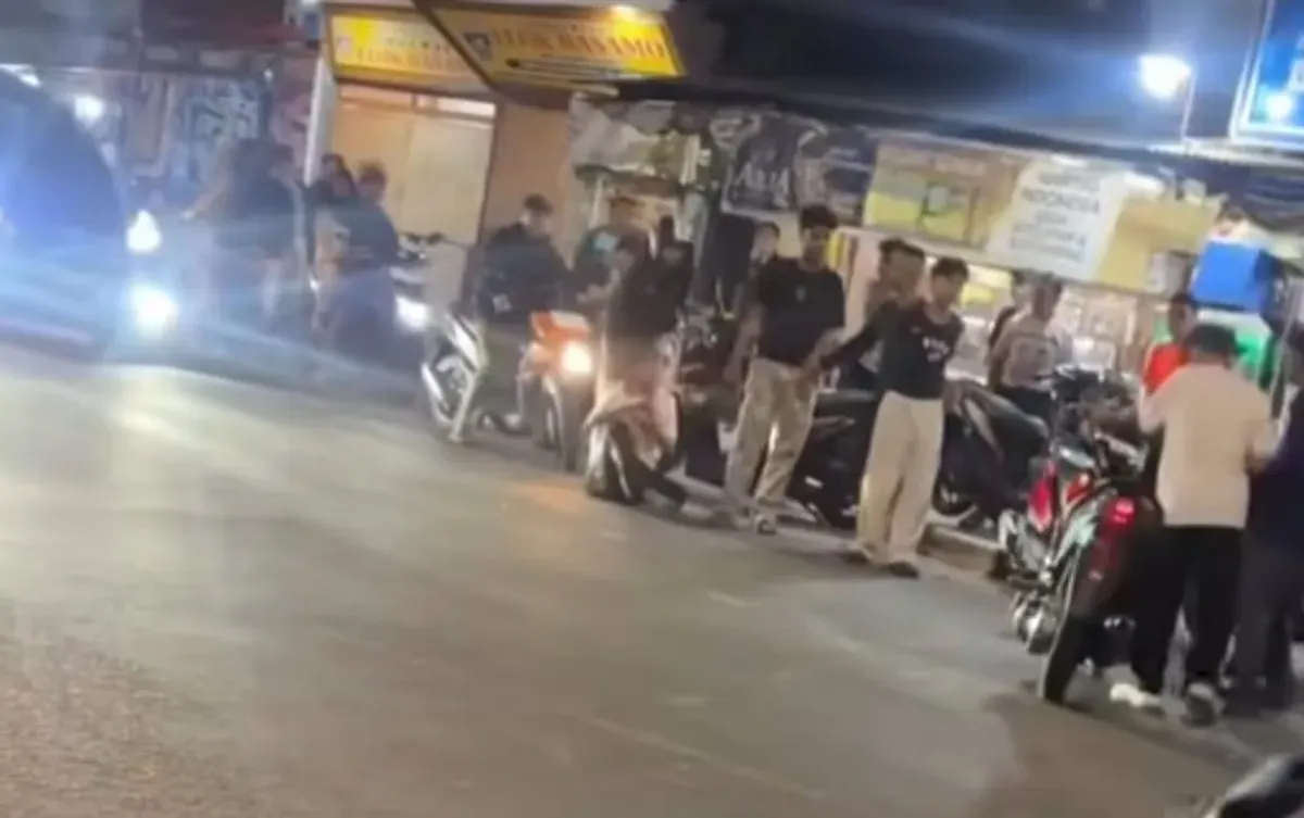 Dua pemuda ditangkap usai menabrak pemotor ibu-ibu dan diduga terlibat tawuran di kawasan Kedoya Selatan, Kebon Jeruk, Jakarta Barat, Sabtu, 13 Desember 2025. (Sumber: Istimewa)