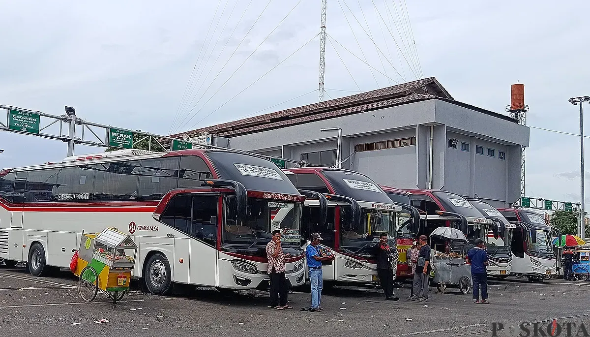 Suasana di Terminal Bus Bekasi, Kota Bekasi, cenderung stabil menjelang Hari Raya Natal dan Tahun Baru. (Sumber: POSKOTA | Foto: Nurpini Aulia Rapika)