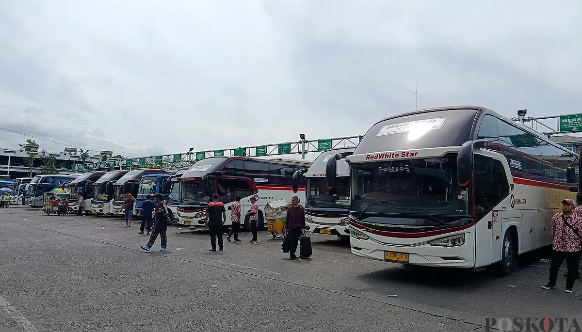 Suasana di Terminal Bus Bekasi, Kota Bekasi cenderung stabil menjelang Hari Raya Natal dan Tahun Baru. (Sumber: POSKOTA | Foto: Nurpini Aulia Rapika)