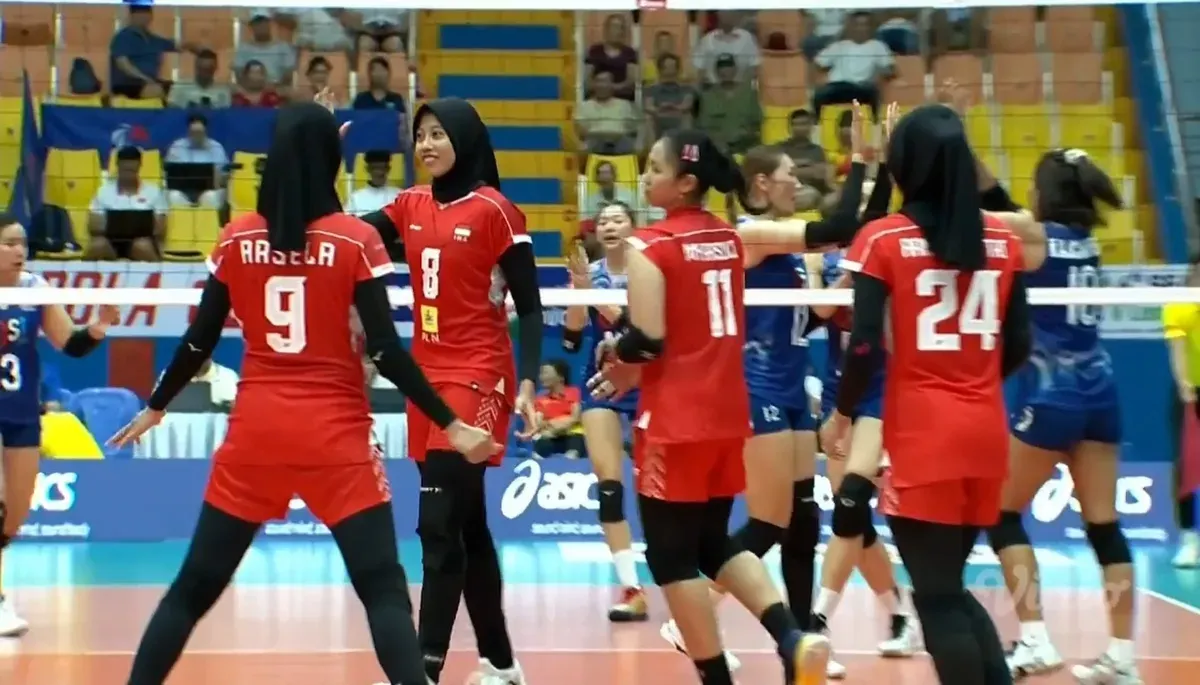 Timnas Voli Putri Indonesia harus mengubur harapan melaju ke partai puncak SEA Games 2025 setelah takluk dari tuan rumah Thailand pada babak semifinal, Minggu 14 Desember 2025. (Sumber: X/@volleyballidn)