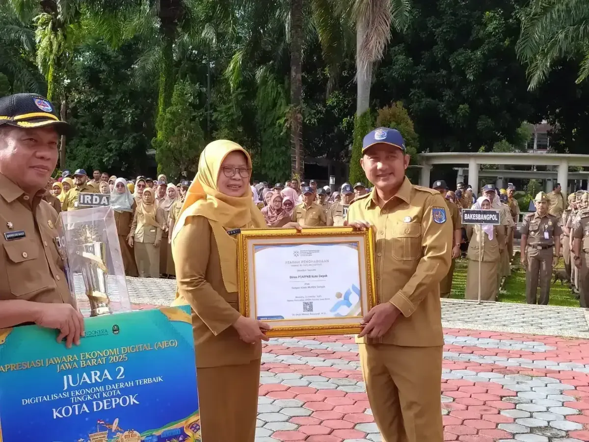 Wakil Wali Kota Depok Chandra Rahmansyah memberikan penghargaan kepada Kepala DP3AP2KB, Nessi Annisa Handari. (Sumber: Istimewa)