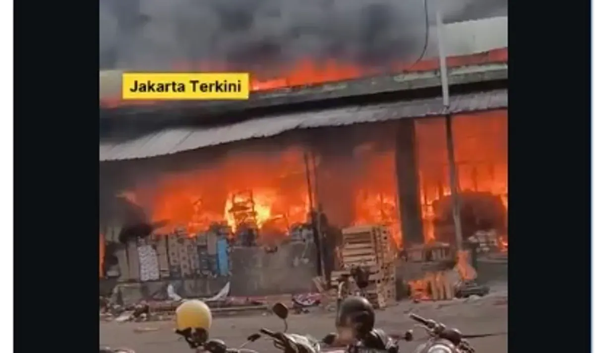 Kronologi kebakaran Pasar Induk Kramat Jati Jakarta Timur pada Senin, 15 Desember 2025 pagi (Sumber: Instagram/@jakartaterkini)