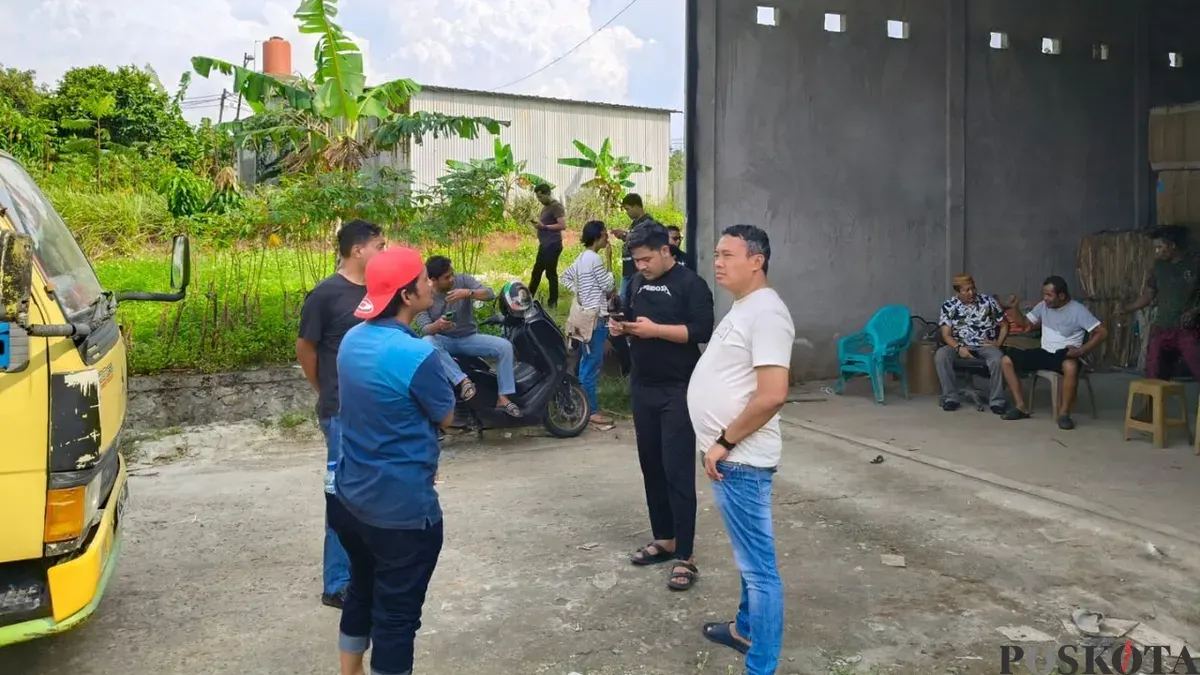 Unit Reskrim Polsek Tigaraksa bersama Unit Resmob Polresta Tangerang saat melakukan olah TKP curanmor di Desa Tapos. (Sumber: Poskota/Veronica Prasetio)