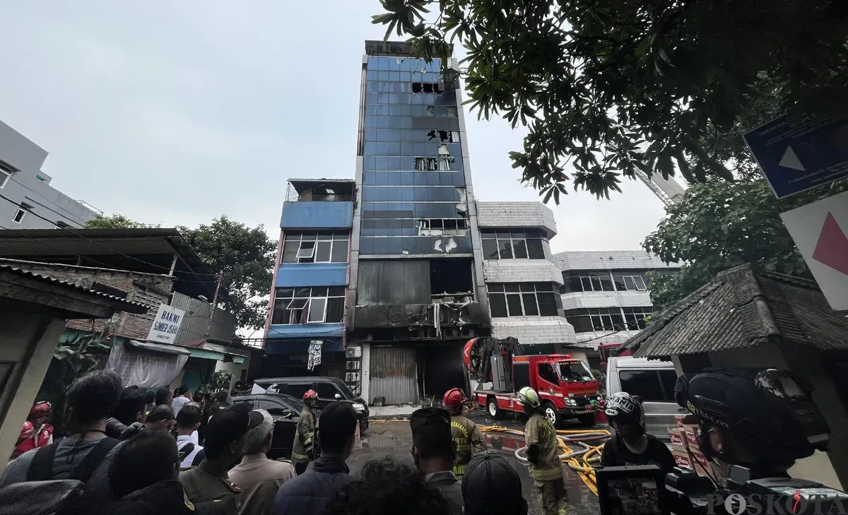 Kondisi Gedung Terra Drone pascakebakaran pada Selasa, 9 Desember 2025. (Sumber: POSKOTA | Foto: Pandi Ramedhan)