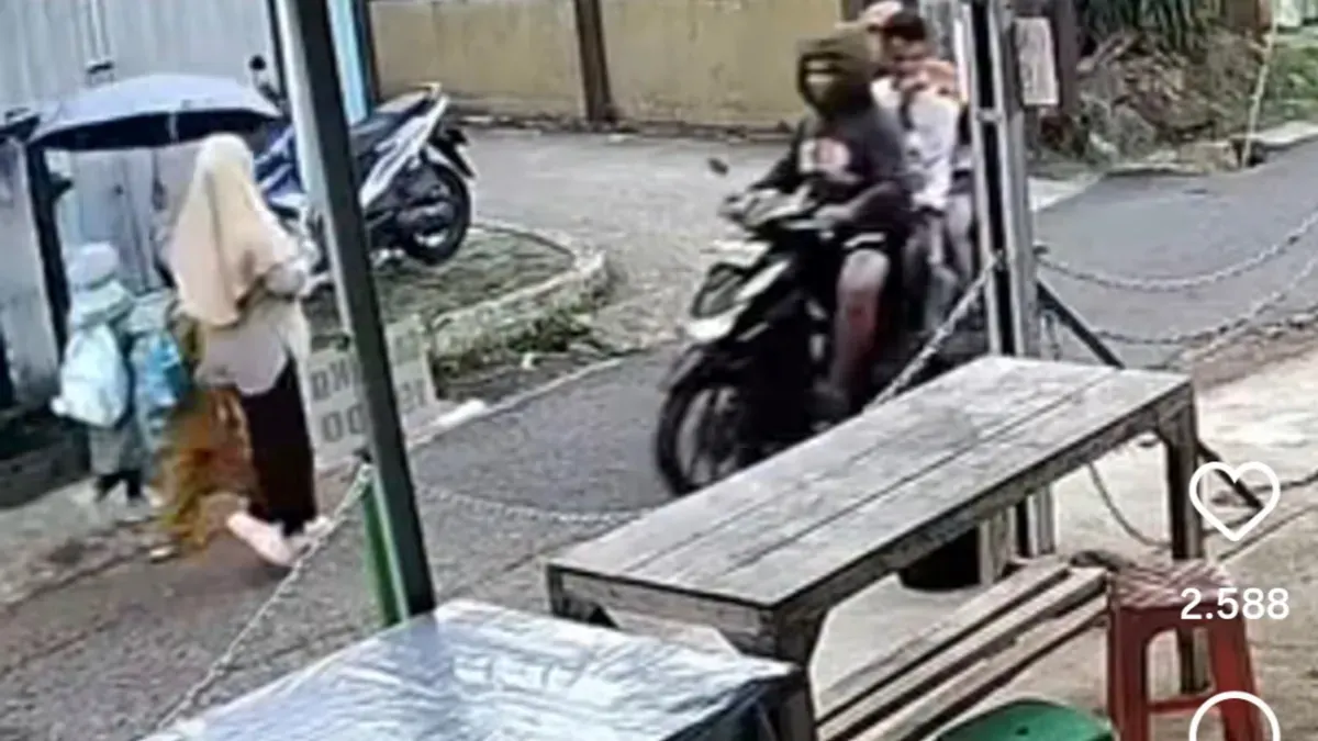Komplotan pejambret tiga orang berboncengan motor Honda Beat merampas tas milik ibu-ibu sedang jalan di kali Cilodong, Kota Depok. (Sumber: Instagram/@infodepok)