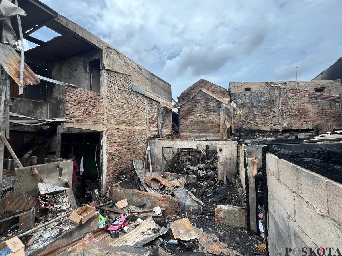 Kondisi tiga rumah warga yang terbakar di Jalan Dokter Makaliwe I RT 04 RW 07 Kelurahan Grogol, Kecamatan Grogol Petamburan, Jakarta Barat, Senin, 14 Desember 2025. (Sumber: Poskota | Foto: Pandi Ramedhan)