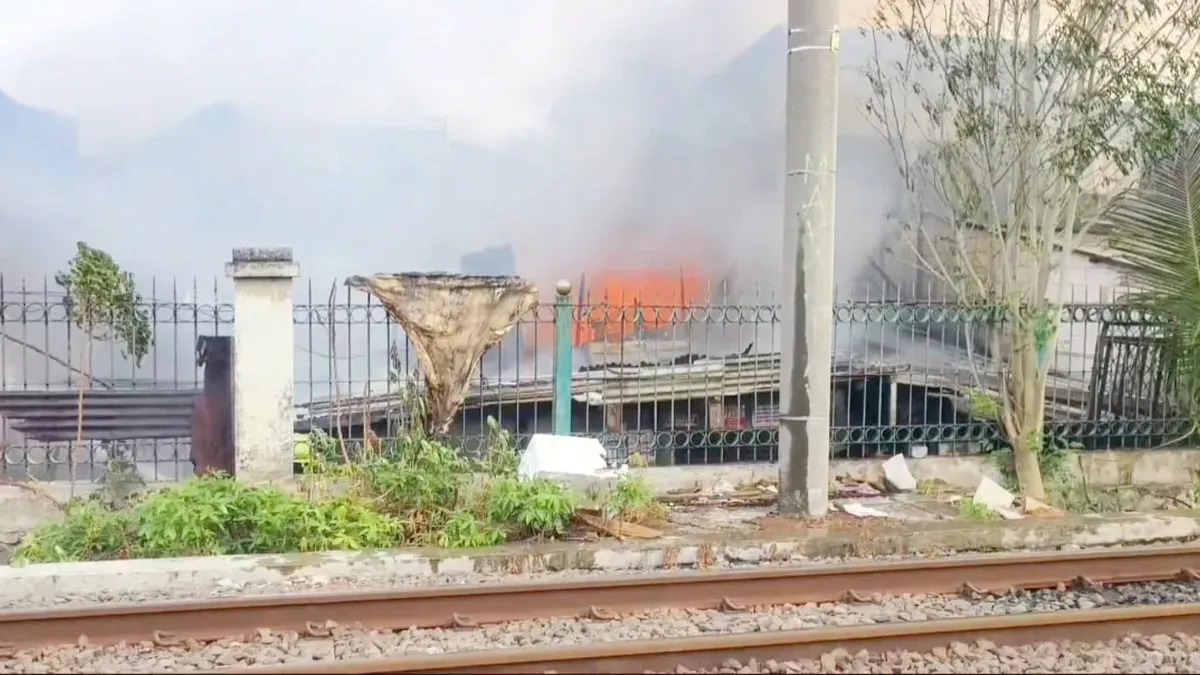 Sebanyak tiga rumah di Jalan Dokter Makaliwe I RT 04 RW 07 Kelurahan Grogol, Kecamatan Grogol Petamburan, Jakarta Barat, ludes dilalap sijago merah, Senin, 15 Desember 2025. (Sumber: Istimewa)