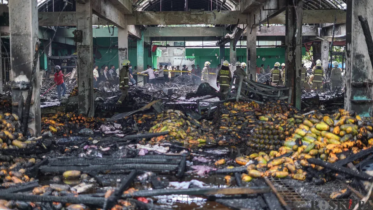 Dinas Gulkarmat melakukan proses pemadaman kebakaran di Pasar Induk Kramat Jati, Jakarta Timur, Senin 15 Desember 2025. (Sumber: Poskota/Bilal Ginanjar Nugraha)